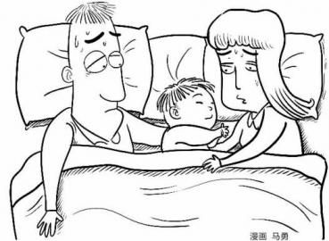 漫畫圖：男孩與父母同床睡。