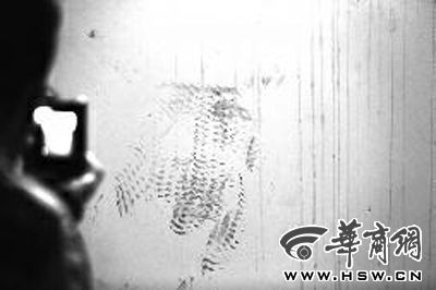 33樓走廊窗戶(hù)的墻上留有腳印 本報(bào)記者 袁琛 攝