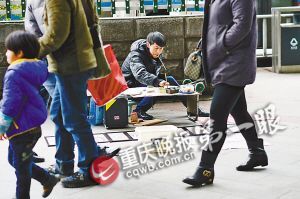 街頭，張啟輝將自己的作品擺放出售。