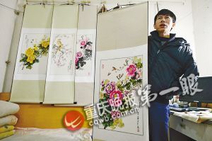 靠一根拇指夾畫筆，張啟輝繪出美麗色彩。