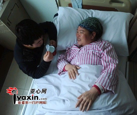 2月15日，馬友紅給病床上的母親喂水喝，對于家庭現(xiàn)在的處境，身患重癥的母親也時而感到愧對兒子。亞心網(wǎng)記者 張已 攝