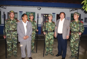 　5月17日，岳陽監(jiān)獄，自稱是聯(lián)合國官員的男子被當(dāng)場抓獲。圖/通訊員續(xù)暖和