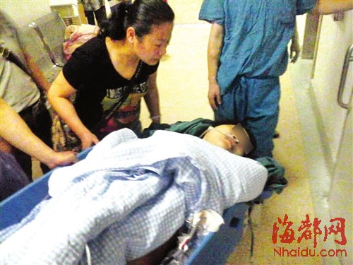 鄭老師被刺傷后，被急送至市二醫(yī)院治療