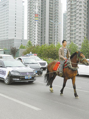 　馬拉汽車引人關(guān)注。