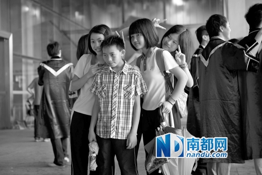 6月22日上午,楊六斤參觀深圳大學(xué)科技樓,雖然來(lái)到康橋書院才兩星期,但他卻已經(jīng)融入了同學(xué)們的生活中。</p><p>　　