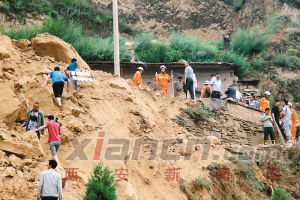昨日，公安、消防人員在事故現(xiàn)場搜救