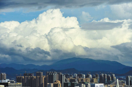 昨天，寧波出現(xiàn)了藍(lán)天白云的天氣，能見(jiàn)度非常好。記者徐佳偉攝