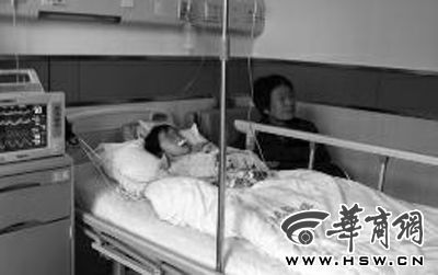 昨日下午，在延長縣醫(yī)院，外婆守在5歲的黑鈺雅病床前
