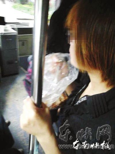 擁擠的公交車內(nèi)，這位姑娘正在嚼螃蟹網(wǎng)友供圖