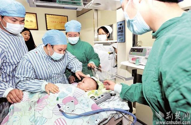 圖為：成功進行心臟移植手術后，小患者平安度過術后危險期，14日轉入普通隔離病房 （攝影 魏錸）