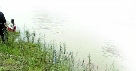 涉事男子和前女友,呆滯地望著滾滾江水。 田女士供圖