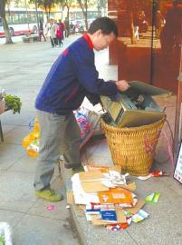 王光偉靠收廢品拾荒為生，每月僅有1000元的微薄收入。