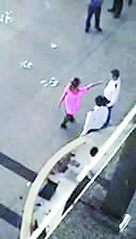 女子大鬧車站被用膠帶制服 自稱銀河系大姐大 女子大鬧車站被用膠帶制服 自稱銀河系大姐大