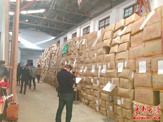 11月5日，執(zhí)法人員清理出來的假安全套把上千平方米的倉庫堆得滿滿的。