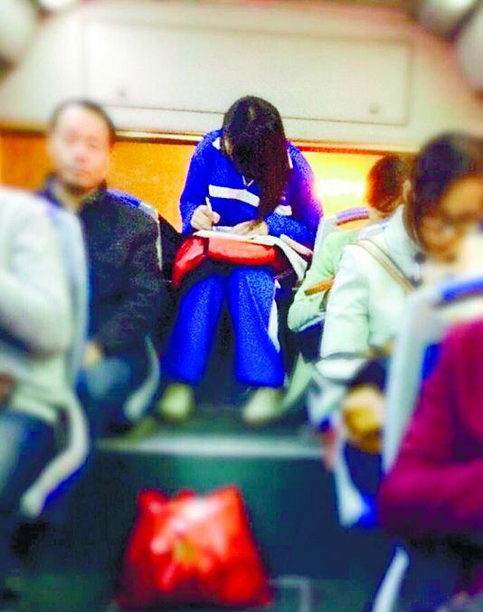 “校服美女”公交車上做作業(yè) 網友感嘆學霸現身