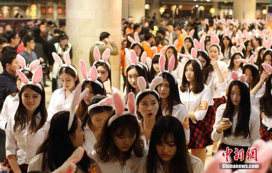 11月11日晚，一百位統(tǒng)一打扮的“兔女郎”現(xiàn)身南京新街口，逛街看電影玩快閃，走到哪里都被圍觀。