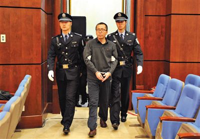 楊秀宇被帶入法庭。昨日，楊秀宇及女下屬盧梅因非法經(jīng)營罪獲刑4年、一年半并處罰金。