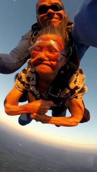 閔老太太正在體驗高空跳傘。