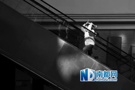 12月12日上午，正佳廣場內(nèi)，任淘淘在扶梯上奔跑玩耍。