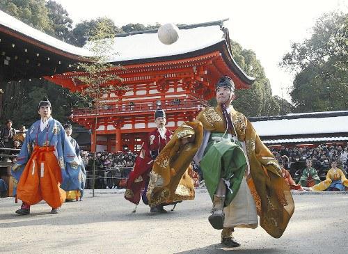 京都市左京區(qū)的下鴨神社舉行新年例行活動(dòng)“蹴鞠”。