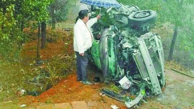 好心的路人為傷者撐傘遮雨。通訊員李鵬程 攝