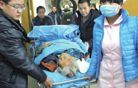 排隊(duì)領(lǐng)免費(fèi)白菜，86歲老太摔倒顱內(nèi)出血。