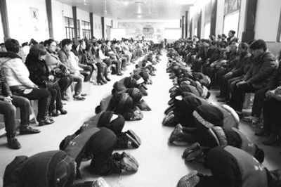 學(xué)生們?cè)诶蠋煹闹笇?dǎo)下，一起給父母下跪謝恩。微博截圖