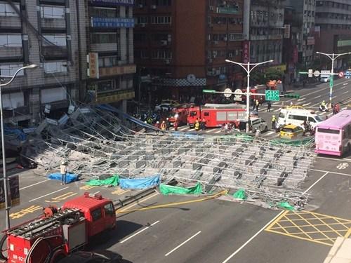 臺北市寧波東街和羅斯福路交叉口23日有腳手架倒塌，占據(jù)車道。臺灣“中央社”