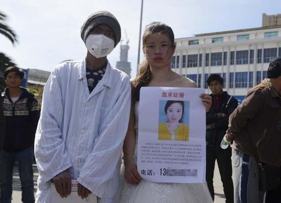 昆明火車站廣場上，24歲的黃習(xí)菊身穿潔白的婚紗，帶著身患白血病的弟弟征婚。
