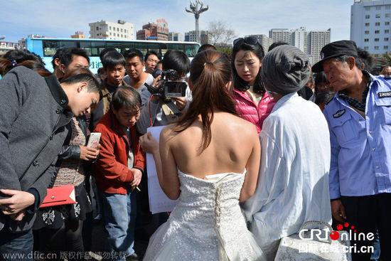征婚引發(fā)民眾圍觀。