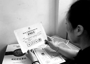 思念小寶的時候，李女士就一遍遍整理孩子留在家里的物品。
