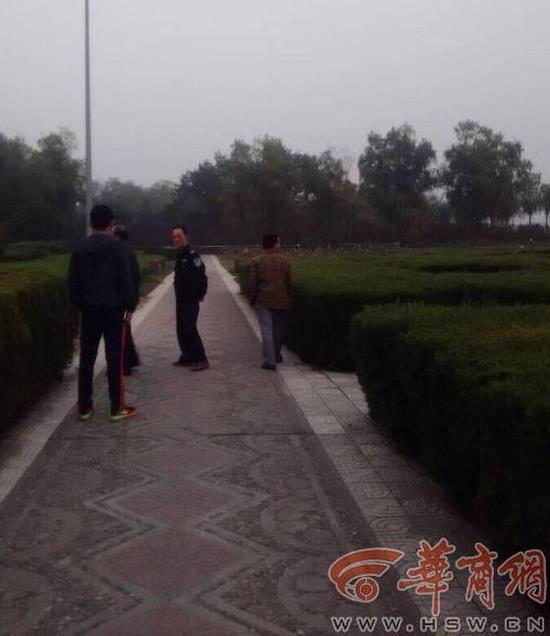 警方勘察現(xiàn)場(chǎng) 警方勘察現(xiàn)場(chǎng)