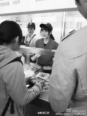 有人排隊(duì)來(lái)看“食堂女神” 有人排隊(duì)來(lái)看“食堂女神”