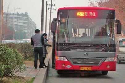 1月6日下午，資陽一輛15路公交車?？吭诋敃r事發(fā)車站。