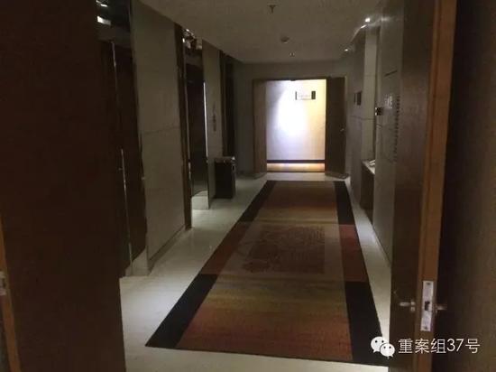 事發(fā)電梯口。    新京報記者 林斐然 攝