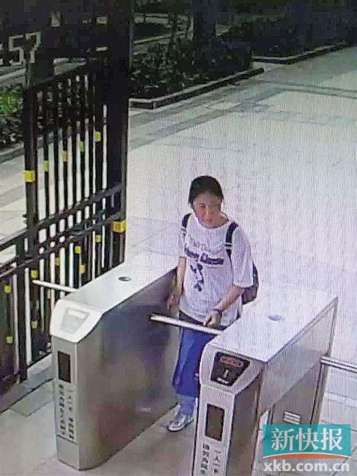 小區(qū)監(jiān)控拍到,保姆“李晴”于14日下午1時55分背著官女士的背包離開。均為當(dāng)事人供圖