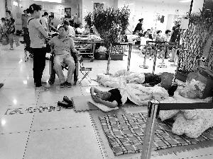 協(xié)和醫(yī)院門外商販出租的床，12小時(shí)500元。