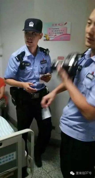 民警到醫(yī)院對秦女士體內子彈取證調查。 受訪者供圖