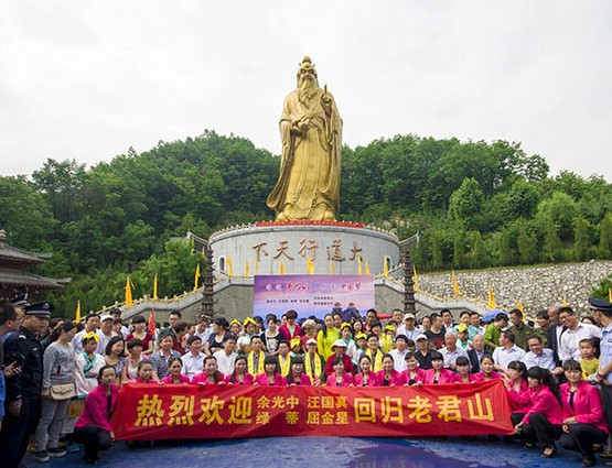 余光中登臨老君山 百名兒童吟《鄉(xiāng)愁》 余光中登臨老君山 百名兒童吟《鄉(xiāng)愁》