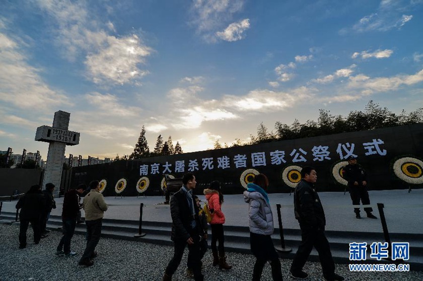 12月14日,觀眾在侵華日軍南京大屠殺遇難同胞紀(jì)念館國家公祭儀式會(huì)場參觀。新華社記者 沈鵬 攝　
