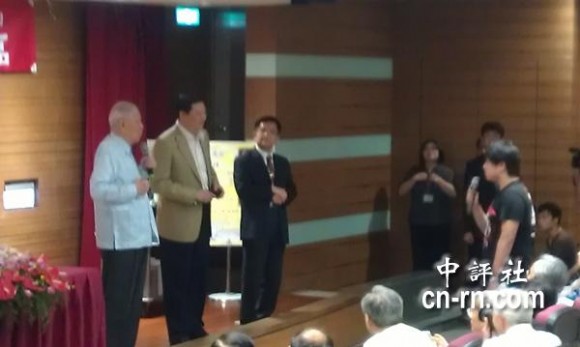 　大陸交換學(xué)生針對演講內(nèi)容，頻頻問李登輝，雙方一來一往。(中評社黃文杰攝)