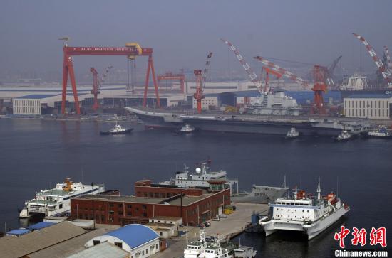 8月30日9時30分許，中國航母平臺在經(jīng)過第十次海試后，平穩(wěn)地停靠在遼寧大連港碼頭。