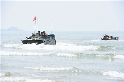 兩棲裝甲戰(zhàn)車(chē)搶灘登陸。兩棲裝甲戰(zhàn)車(chē)搶灘登陸