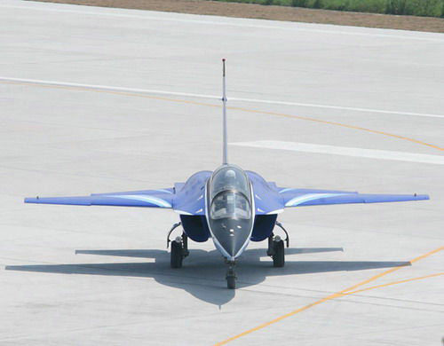 資料圖：中國L-15高級教練機使用的是烏克蘭制AI-222發(fā)動機。