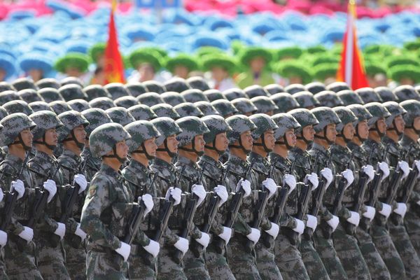 總體看，中國(guó)軍隊(duì)是稱職的，承擔(dān)了它對(duì)這個(gè)國(guó)家和人民的應(yīng)有責(zé)任。
