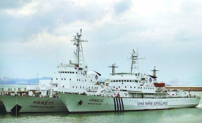 海監(jiān)111船（左）與112船，海監(jiān)111船原為海軍“海冰723號”破冰船