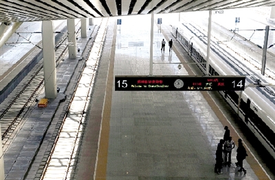 停在站臺上開往武漢的客車已按時(shí)發(fā)車試運(yùn)行。