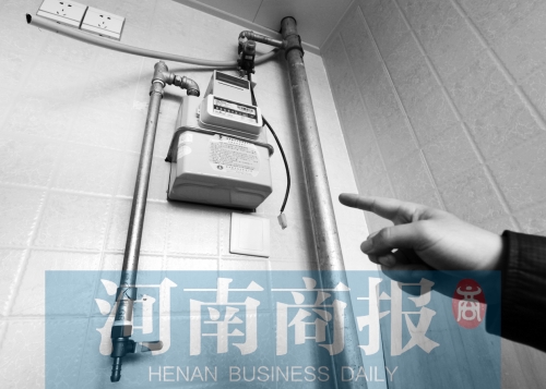 天然氣管裸露，有居民稱安裝好的燃?xì)庠罹咭恢遍e置
