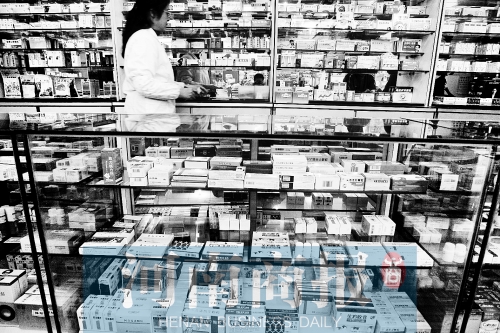 　鄭州不少藥店，也會把價格低的藥品放下層，價格高的放在醒目位置