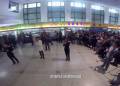 火車站候車大廳紅歌快閃迎國慶！百人互動，震撼現(xiàn)場嗨翻天！